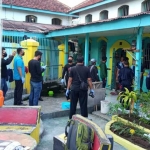 Petugas melakukan pemeriksaan dan sterilisasi di kamar tahanan yang meninggal mendadak.