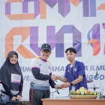 Rektor Unirow Tuban, Warli, saat secara resmi membuka CommFair Run 2025 yang diselenggarakan Himaikom.
