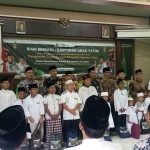 Jajaran Kemenag Lamongan saat foto bersama anak yatim.