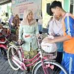 
Warga menerima sembako secara drive thru di halaman gedung SMA Al Muslim, Sabtu (30/3/2024). foto ist