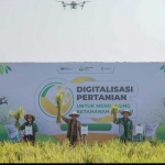 Digna Jatiningsih (dua dari kiri) saat panen raya padi di Desa Dalangan, Kecamatan Tawangsari, Kabupaten  Sukoharjo. Foto: Ist.
