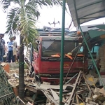 Kondisi truk usai nyungsep di rumah warga. 