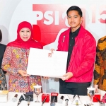 Ketua Umum DPP PSI saat menyerahkan SK Pilgub Jatim ke Khofifah.