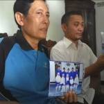 Keluarga menunjukkan foto jemaah yang hilang. foto: haris/BANGSAONLINE