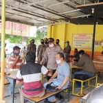 Petugas gabungan sedang menyisir sebuah warung kopi.