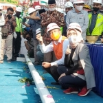 Anggota Komisi V DPR RI, Hj. Sri Wahyuni Bersama Bupati Ponorogo Ipong Muchlissoni saat secara simbolis lalukan prosesi "Munggah Molo" Pasar Legi.