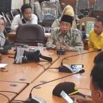 Komisi B DPRD Gresik ketika hearing dengan perwakilan PKL. foto: SYUHUD/ BANGSAONLINE