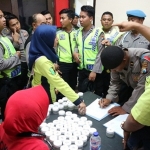 Ratusan anggota Polres Bangkalan saat melakukan tes urine.