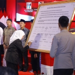 Gubernur Jawa Timur Khofifah Indar Parawansa saat menandatangani deklarasi pemilu damai 2024 di Gedung Mahameru Polda Jatim, Kamis (28/12).