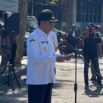Bupati Pamekasan saat memberi sambutan dalam apel sebelum penertiban PKL.