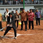 Risma saat menjajal lapangan softball.