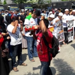 Aksi ratusan massa penolak revitalisasi Alun-alun saat berorasi di depan gedung PN Gresik. foto: SYUHUD/ BANGSAONLINE