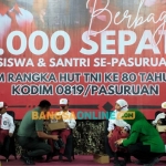 Danrem 083/BDJ  Kolonel INF Kohir didampingi Ketua Persit KCK Koorcab Rem 083 By. Nilam Kohir dan juga Dandim 0819 dan ibu Ketu Persit jabang Pasuruan saat memakaikan sepatu kepada siswa. Foto: M Andy Fachrudin/BANGSAONLINE