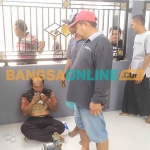 Pelaku beserta barang curiannya saat diamankan warga. Foto: AAN AMRULLOH/BANGSAONLINE