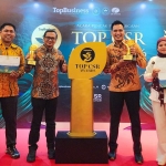 Pewakilan PLN Nusantara Power UP Tanjung Awar-Awar saat menerima penghargaan TOP CSR Awards 2026 dari Majalah Top Business.