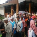 Ratusan tukang becak saat antre mendapatkan bingkisan sembako dari Bupati Situbondo, Karna Suswandi.