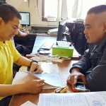 Salah satu warga saat diberikan pengarahan oleh salah satu petugas Satlantas Polres Pasuruan terkait tata cara mutasi keluar atau mutasi masuk, Selasa. (03/09/2019). foto: ANDY F/ BANGSAONLINE
