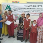 Manajemen PT Megasurya Mas saat menyerahkan beasiswa kepada siswa SDN Tambak Sawah, Kecamatan Waru, Sidoarjo. Foto: Ist
