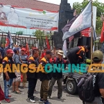 Massa saat menggelar demo di Kejari Gresik. Foto: SYUHUD/BANGSAONLINE
