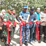 Pengguntingan pita oleh Danrem 081 Dhirotsaha Jaya Kolonel Inf H Sugiyono menandai dibukanya akses jalan tembus Nganjuk - Bojonegoro. Foto: BAMBANG/ BANGSAONLINE