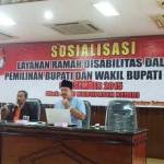 Baskoro dan Komisioner KPU Syamsuri beserta Ketua Gergatin Jawa Timur sebagai penerjemah saat sosialisasi di pendopo Kabupaten Kediri. foto: arif kurniawan/ BANGSAONLINE