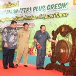 Pakde Karwo saat memukul gong tanda dimulainya Sosialisasi TTP di Hotel Bumi Surabaya, Senin (30/7).