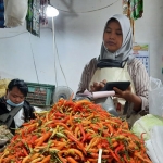 Salah satu penjual bumbu dapur di Pasar Baru Tuban.
