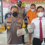 Kapolresta Banyuwangi Kombes Pol Arman menunjukkan uang asing palsu bernilai triliunan rupiah yang berhasil disita.