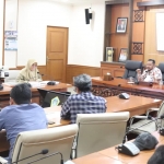 Bupati Gresik Fandi Akhmad Yani saat memimpin rapat dengan Kepala DPUTR Dhiannita Tri Astuti dan jajaran. FOTO: SYUHUD/ BANGSAONLINE