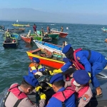 Tim SAR Ditpolairud Polda Jatim saat mengevakuasi korban kecelakaan laut di perairan Lekok, Kabupaten Pasuruan.