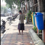 Orgil terpantau sedang berjalan santai di Alun-alun Gresik, Selasa (23/5/2017). foto: SYUHUD/ BANGSAONLINE