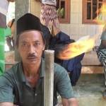 Warga melihat semburan api dari kandungan gas yang berasal dari sumur bor milik warga. foto: rahmatullah/ BANGSAONLINE