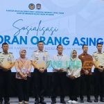 Kepala Kantor Imigrasi Kediri, Antonius Frizky Saniscara Cahaya Putra, bersama pengusaha serta pengelola hotel dan penginapan. Foto: MUJI HARJITA/BANGSAONLINE