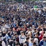 Acara job fair bisa menjadi potret jumlah pengangguran atau kelangkaan lapangan kerja di Indonesia. Tampak ribuan pencari kerja (pencaker) memadati acara job fair di President University Convention Center Jababeka, Cikarang, Kabupaten Bekasi, Selasa (27/5/2025). Foto: bekasi.tribunenews


