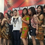 Puti Guntur bersama para kaum perempuan saat menghadiri HUT Hotel Bukit Daun di Kediri, Rabu (18/4).

