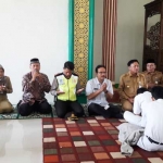 Wagub Jatim Saifullah Yusuf didampingi Bupati Gresik Sambari Halim Radianto saat mengikuti doa bersama siswa SMAN 1 Gresik sebelum UNBK. foto: SYUHUD/ BANGSAONLINE