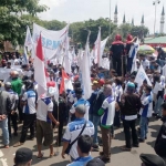 Ratusan buruh yang tergabung dalam Federasi Serikat Pekerja Metal Indonesia (FSPMI) Kabupaten Tuban menggelar aksi unjuk rasa di depan kantor pemerintah kabupaten setempat, Rabu (1/5).