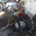 BUAT JAMBAN: Satgas TMMD ke-106 mengerjakan pembuatan jamban di rumah warga Desa Kupang Kecamatan Jabon, Minggu (6/10). foto: ist