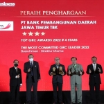 Perwakilan Bank Jatim saat menerima penghargaan.