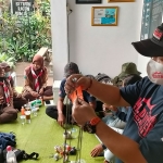 Bima Nuryawan, Koordinator WWI Region Kediri saat memperagakan cara membuat asbak portabel di hadapan adik-adik Pramuka Saka Wana bakti di basecamp WWI di Desa Gabru, Kecamatan Gurah Kabupaten Kediri, Minggu (5/9). foto: Muji Harjita/ BANGSAONLINE.com