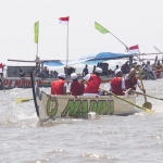 Peserta lomba balap dayung saat beradu cepat.