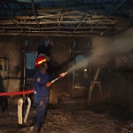 Petugas dari BPBD Sidoarjo saat memadamkan api yang menghanguskan gedung lantai 3 di Pondok Pesantren Al Barokah.