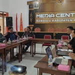 Anggota Bawaslu Kabupaten Kediri Ali Mashudi (dua dari kanan) saat menerima Tim Mappilu PWI Kediri di kantor bawaslu setempat. Foto: MUJI HARJITA/ BANGSAONLINE