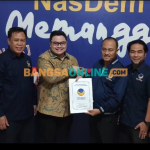 Bupati Kediri Hanindhito Himawan Pramana (tiga dari kiri) saat mengembalikan formulir pendaftaran bakal calon bupati kepada Ketua DPD Partai Nasdem Kabupaten Kediri, Lutfi Mahmudiono. Foto: MUJI HARJITA/ BANGSAONLINE