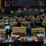 Rapat paripurna pengesahan P-APBD 2021 yang berlangsung di ruang paripurna DPRD Jawa Timur, Kamis (30/9/2021) malam. foto: Didi Rosadi/ BANGSAONLINE.com