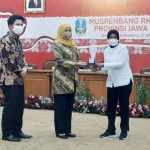 Wali Kota Risma saat menerima penghargaan PPD Kota Terbaik I tahun 2020 dari Gubernur Khofifah. foto: ist