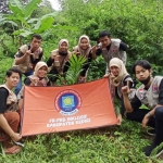 Relawan dari Gergatin (Gerakan Sejahtera Tunarungu Indonesia) Kabupaten Kediri yang merupakan bagian dari FPRB Kabupaten Kediri, saat aksi tanam pohon di Lereng Gunung Wilis. foto: ist.