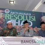 KH Salahuddin Wahid (Gus Solah), Pengasuh Ponpes Tebuireng Jombang (tengah), KH Imam Mawardi (kanan), KH Miftahurrohman (kiri) saat konferensi pers pelaksanaan rapat akbar aktualisasi resolusi jihad, Sabtu (30/10). foto: RONY S/ BANGSAONLINE