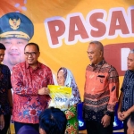 Sekda Gresik, Achmad Washil Miftahul Rachman (berkaca mata), saat membuka pasar sembako murah. Foto: Ist.
