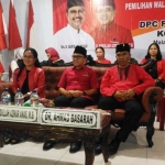 Sri Untari bersama Abdullah Azwar Anas didampingi Abdul Hakim, Sekretaris DPC PDIP Kota Malang.